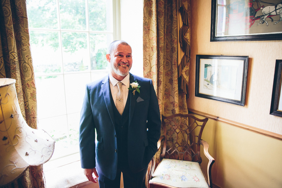 father of the bride seeing his daughter for the first time