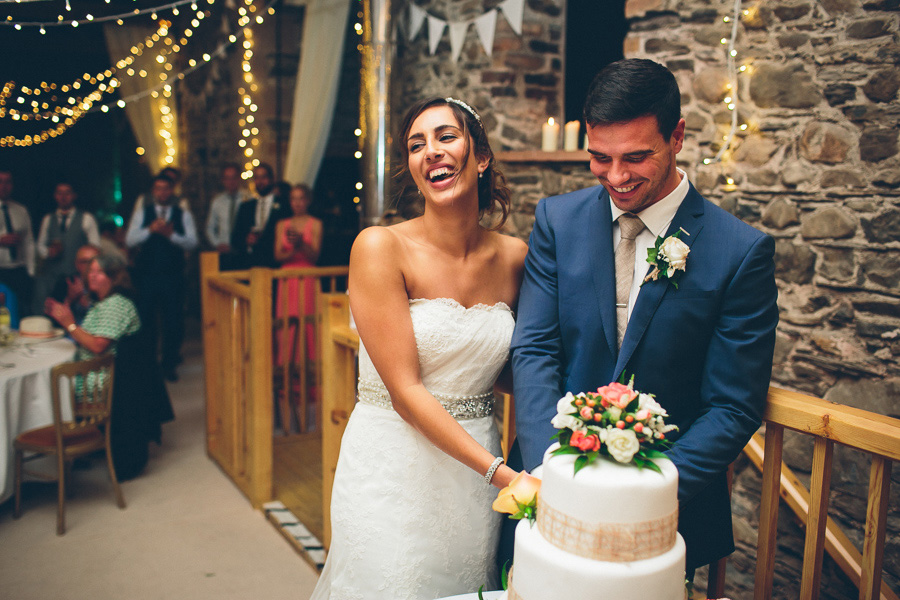 cutting the cake photography